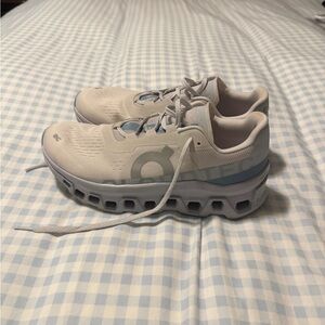 Light Gray Women's Athletic Running Shoes - Comfortable Neutral Performance